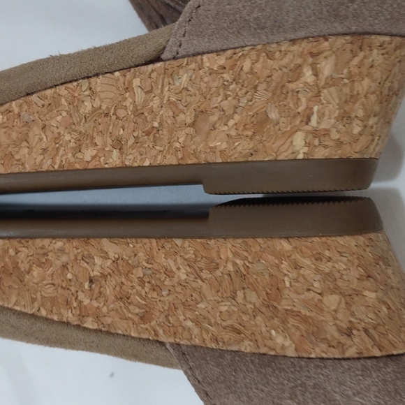 Koolaburra by Ugg Tan Suede Saige Cork Wedge Sandal Size 6 Zip Up Back - Picture 8 of 16